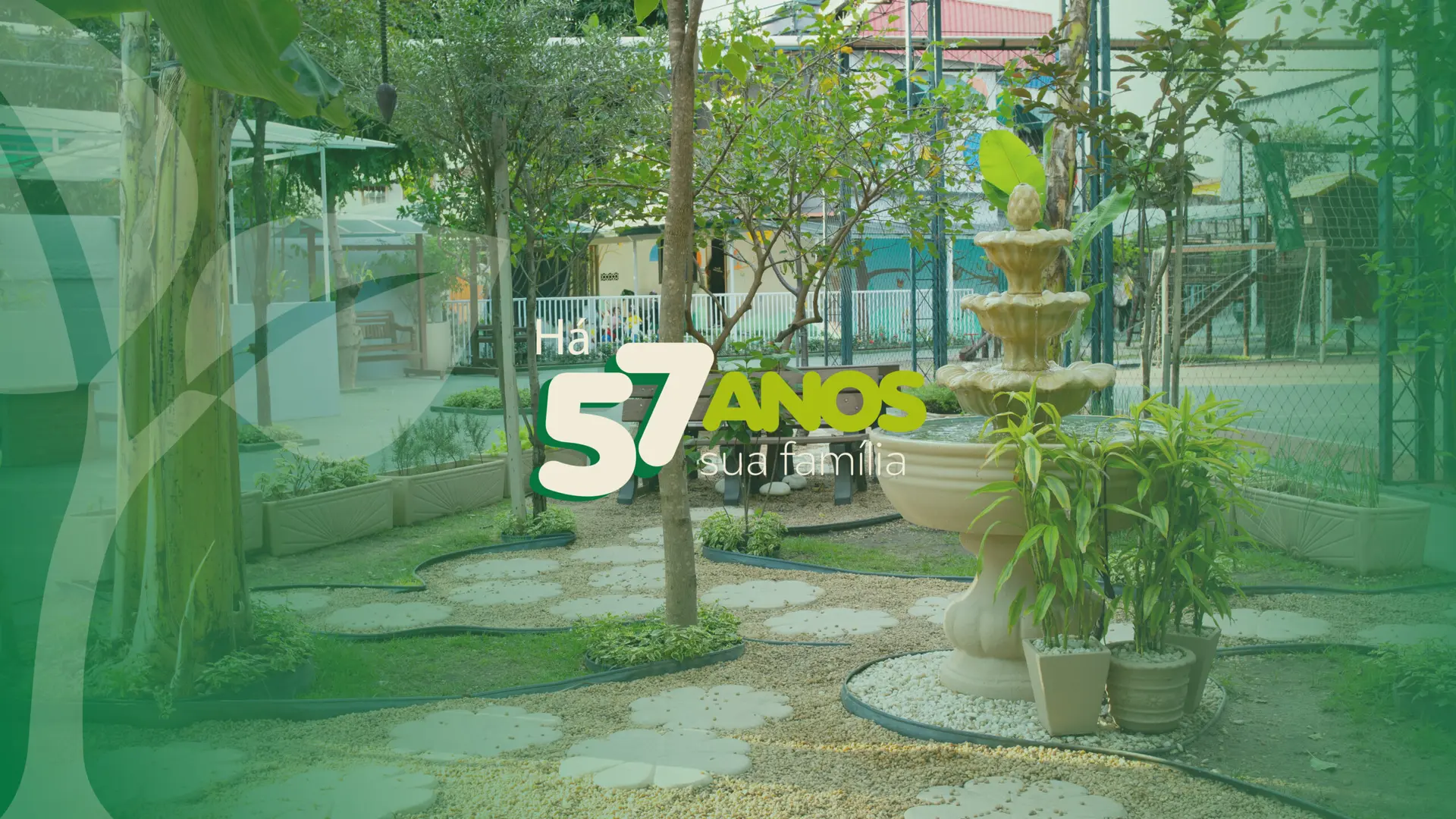 Jardim com fonte da EcoEscola Monteiro Lobato em Campo Grande, RJ