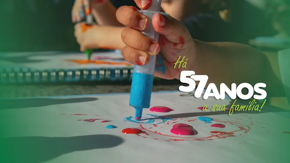 Criança pintando em atividade de artes na EcoEscola Monteiro Lobato