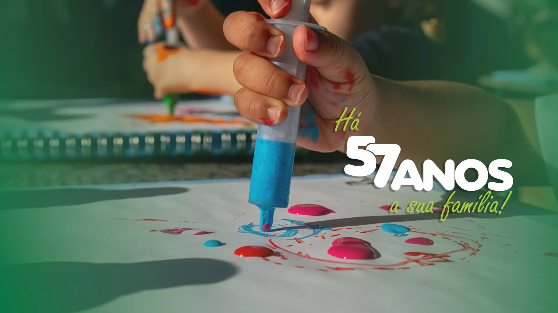 Criança pintando em atividade de artes na Educação Infantil